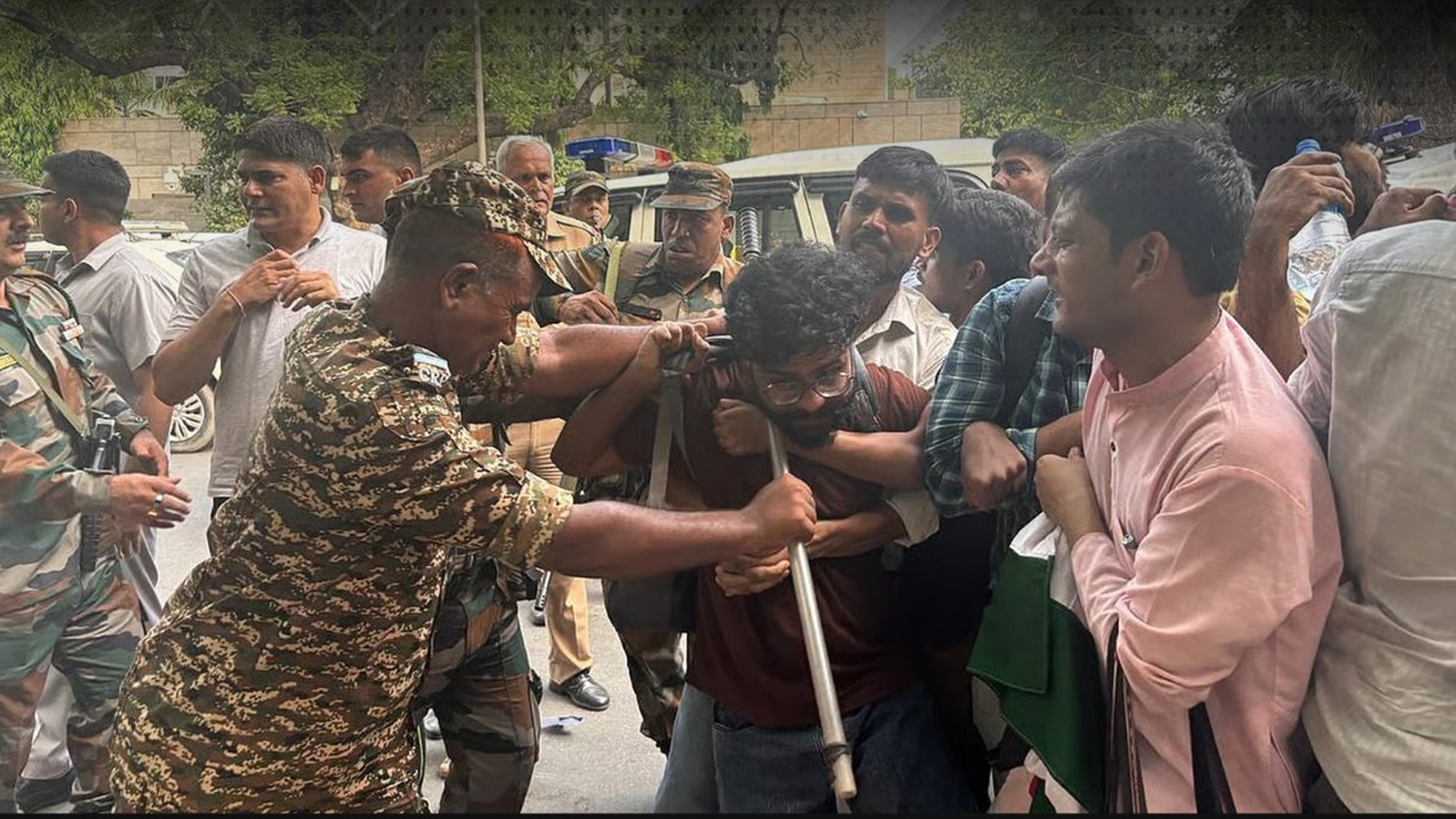 بھارت میں فلسطین سے یکجہتی کا مظاہرہ: نئی دہلی میں اسرائیلی سفارت خانے کے سامنے طلبہ کا احتجاج، متعدد گرفتار