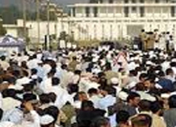 دھرنا دینے