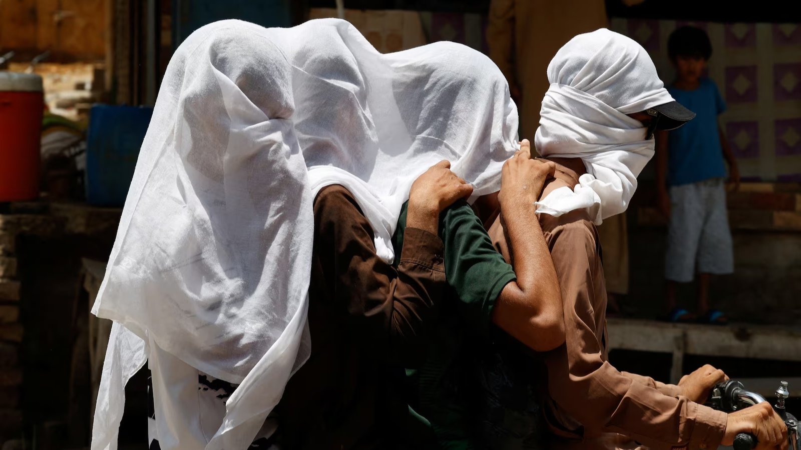سورج قہر ڈھانے لگا ، ملک بھر میں گرمی کی شدید لہر برقرار