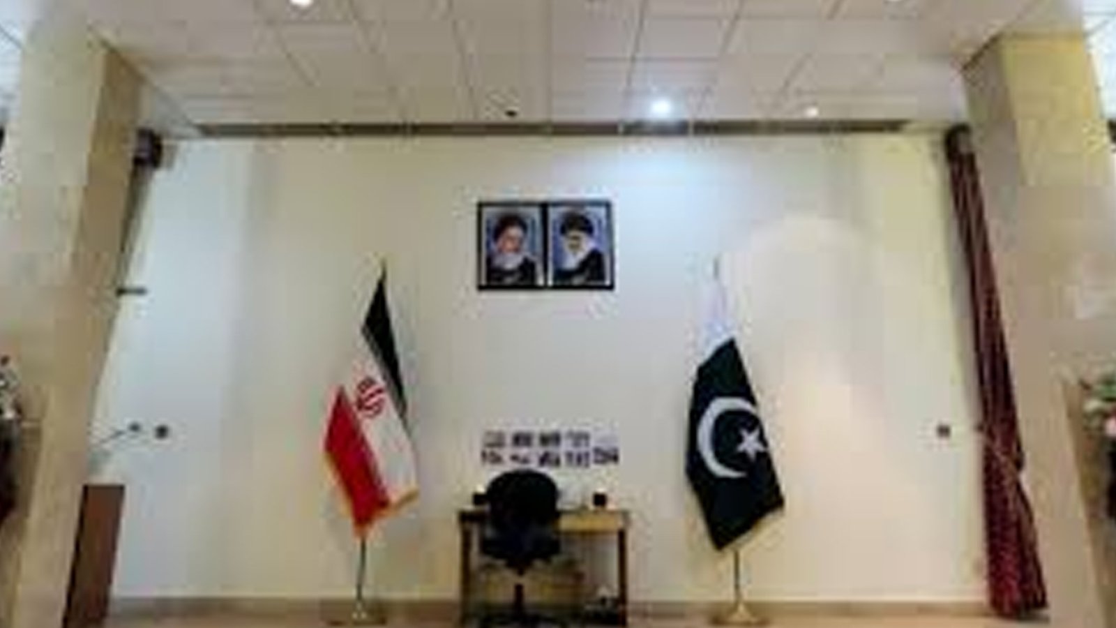 پاکستان کا ایران میں تعینات سفارتکاروں کے اہل خانہ اور غیر ضروری عملے کو واپس لانے کا فیصلہ