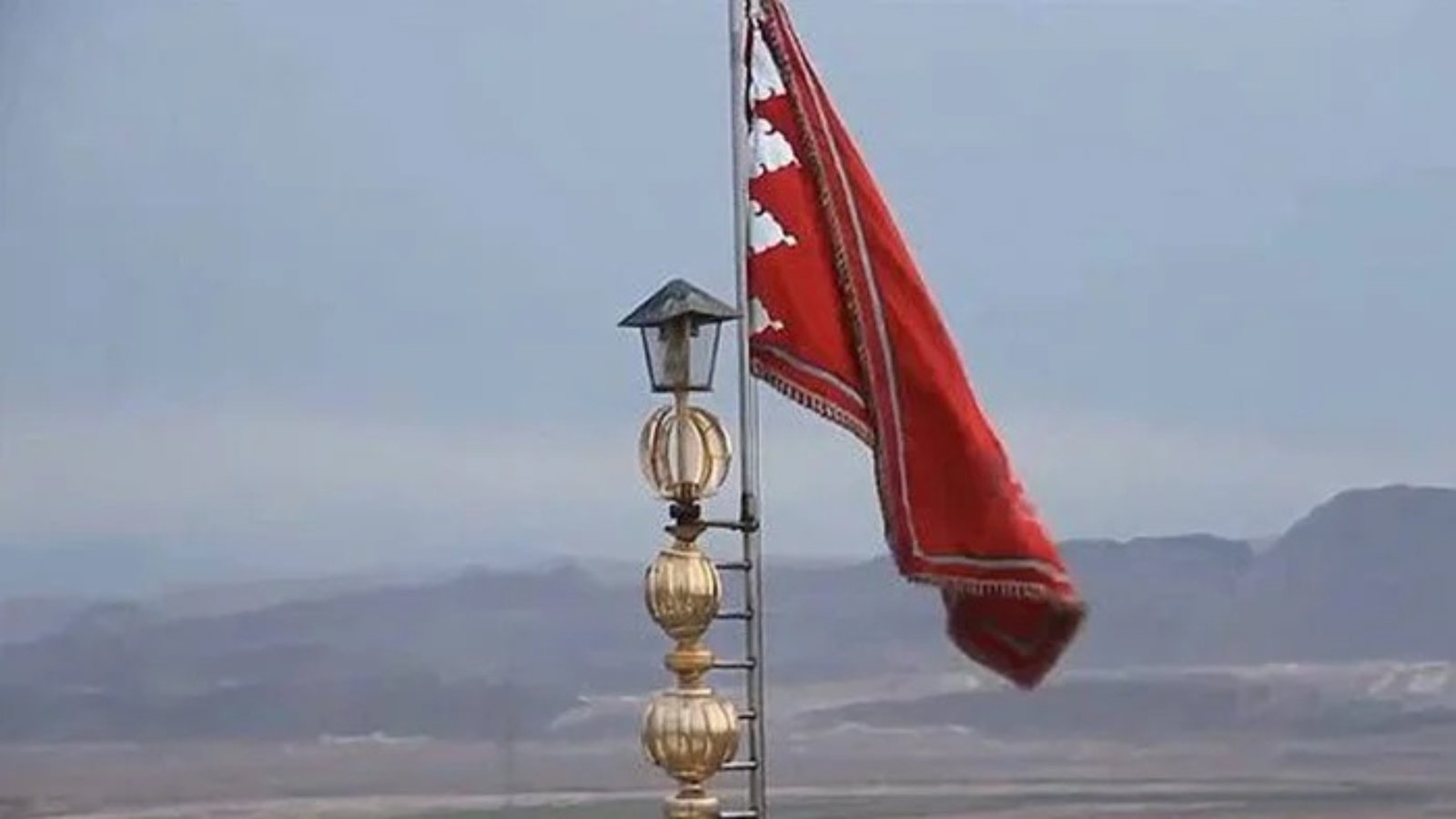 ایران میں مسجد جُمکران پر سرخ پرچم لہرا دیا گیا