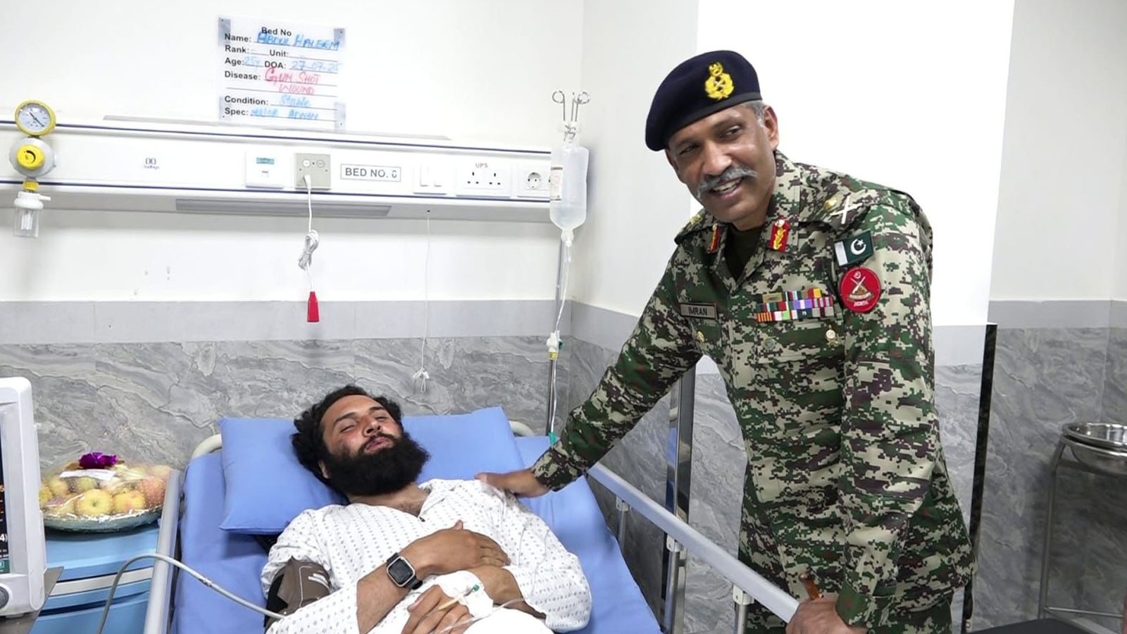 آئی جی ایف سی نارتھ میجر جنرل راؤ عمران کی وادی تیراہ  میں خوارج کی فائرنگ سے زخمی ہونیوالوں کی عیادت