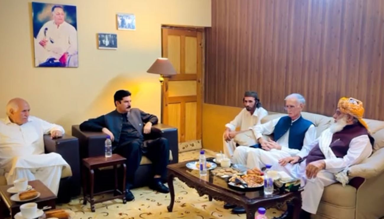 خیبرپختونخوا میں سیاسی تبدیلی کیلئے اپوزیشن کی مشاورت حتمی مرحلے میں داخل