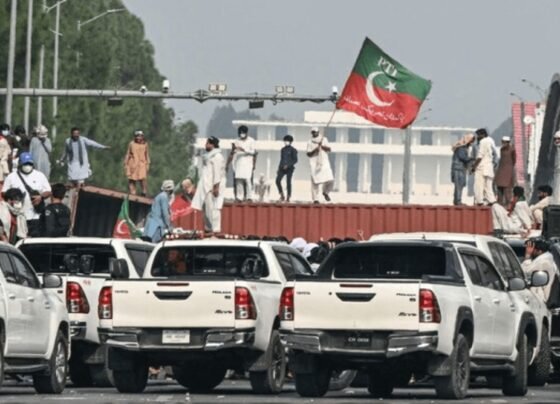26 نومبر احتجاج: عارف علوی، گنڈاپور سمیت 50 رہنماؤں کے وارنٹ گرفتاری جاری
