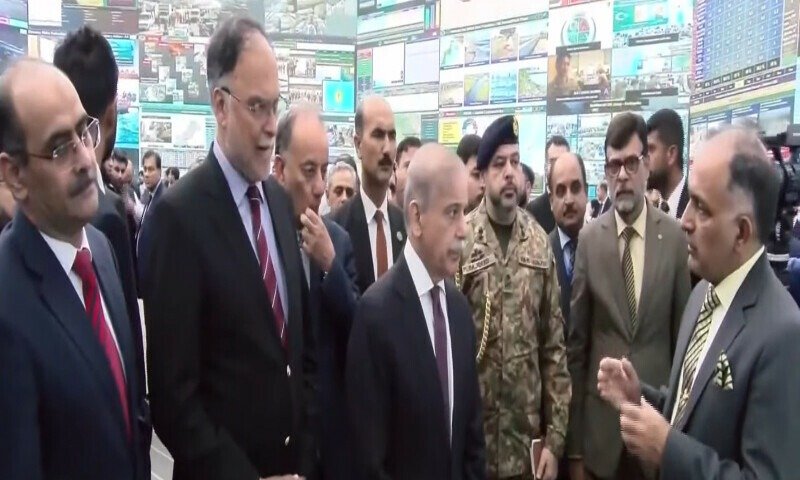 وزیراعظم شہباز شریف کا این ڈی ایم اے کا ہنگامی دورہ، بارشوں اور سیلابی صورتحال پر بریفنگ