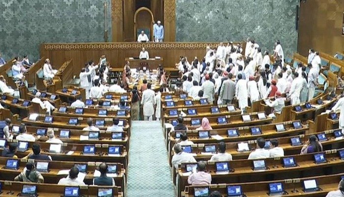 بھارتی پارلیمنٹ میں پہلگام حملے اور آپریشن سندور پر بحث کیلئے اپوزیشن کی شدید ہنگامہ آرائی