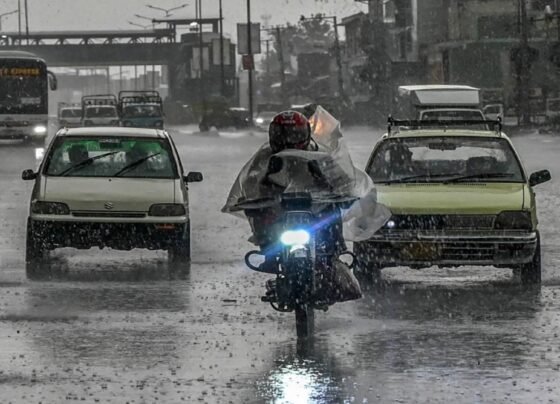 ملک میں مون سون بارشوں سے 19 افراد جاں بحق، بڑے دریاؤں میں سیلاب کا خطرہ