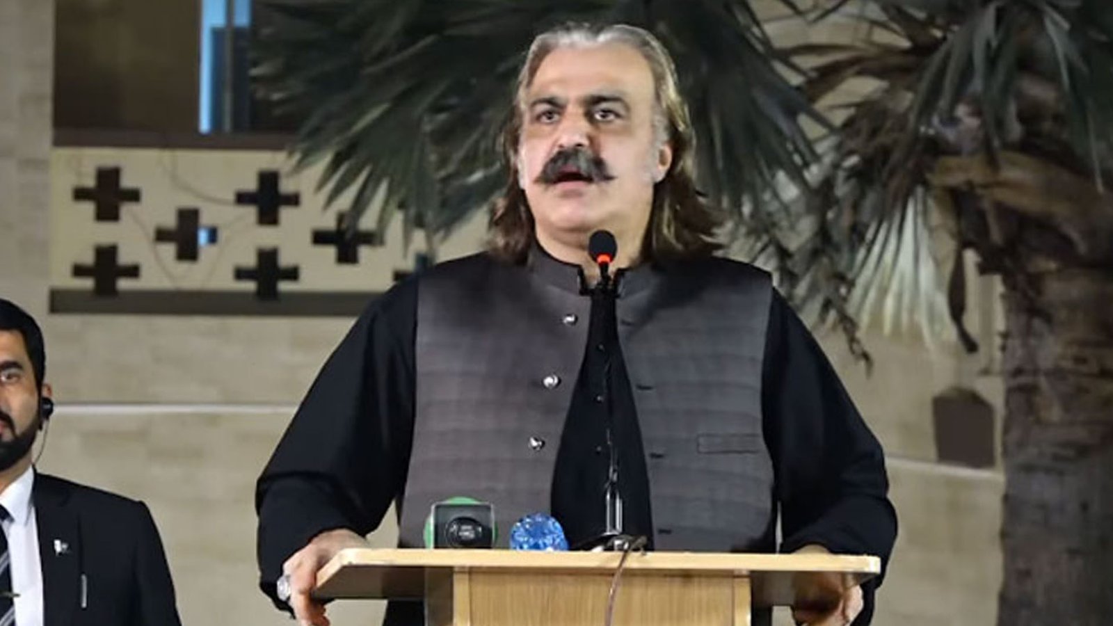فضل الرحمان کے پی میں تبدیلی کے بجائے اپنے اندر تبدیلی لائیں تو اچھا ہوگا،علی امین گنڈاپور