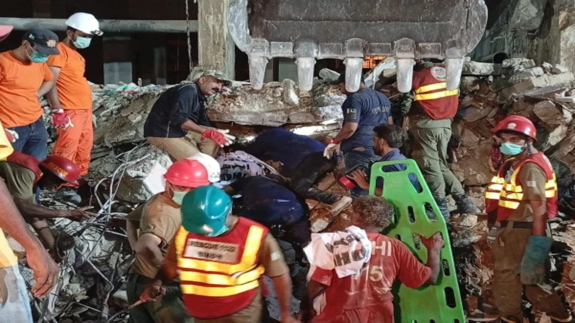 لیاری عمارت سانحہ:  جاں بحق افراد کی تعداد 26 ہوگئی، ریسکیو آپریشن جاری