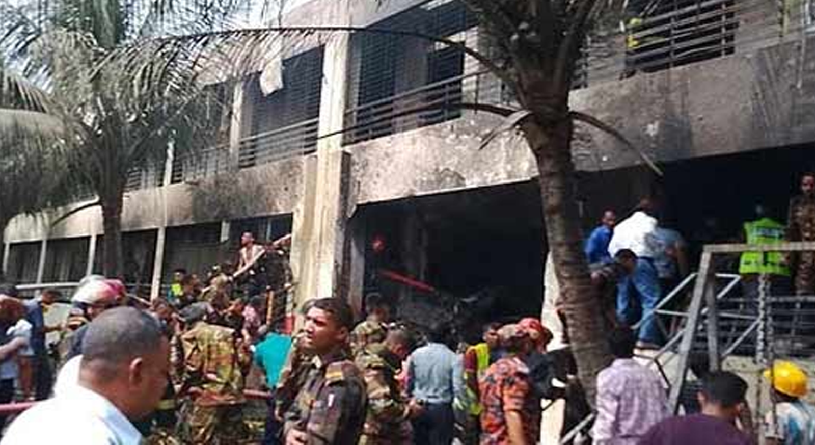 ڈھاکا میں ایئرفورس کا تربیتی طیارہ حادثے کا شکار، 19 افراد جان سے گئے،