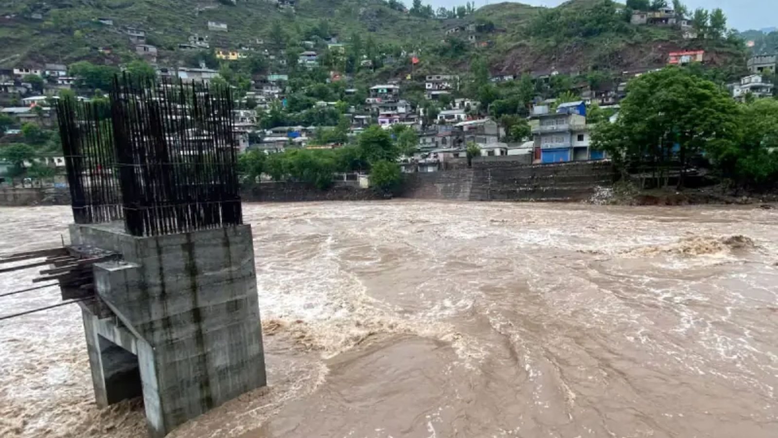 بھارت کی جانب سے چھوڑے گئے پانی کا بھاؤ مزید تیز،راوی، چناب اور ستلج میں اونچے درجے کے سیلاب، 50 دیہات زیر آب ،ہزاروں ایکڑ پر فصلیں تباہ