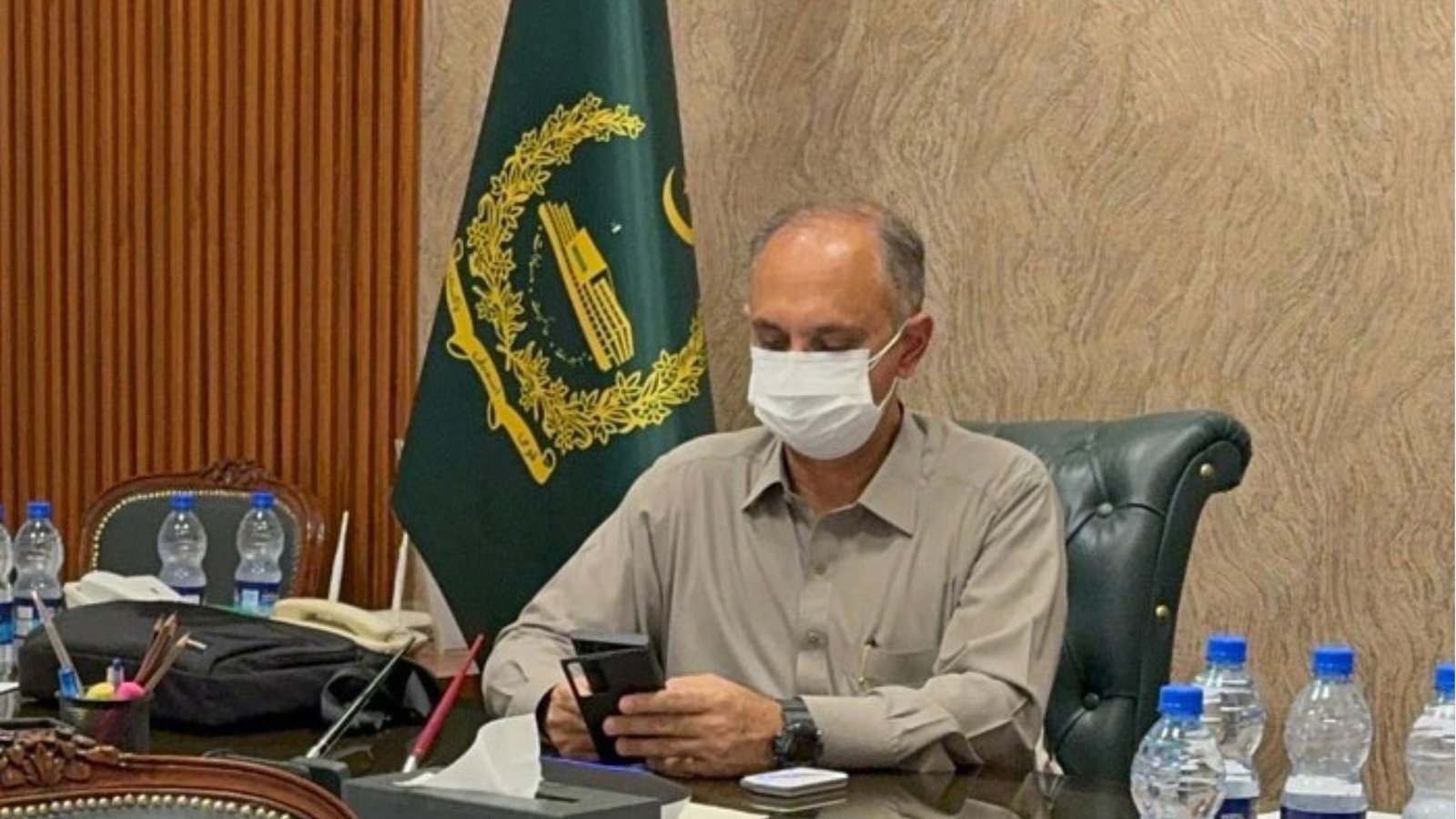 عمر ایوب کے چیمبر کو تالے لگادیے گئے