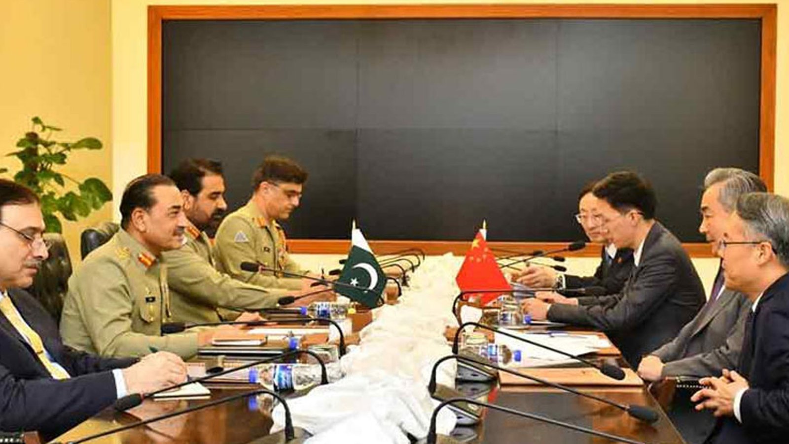 فیلڈ مارشل سے چینی وزیر خارجہ کی ملاقات ،اسٹریٹجک شراکت داری مزید مضبوط بنانے کے عزم کا اعادہ