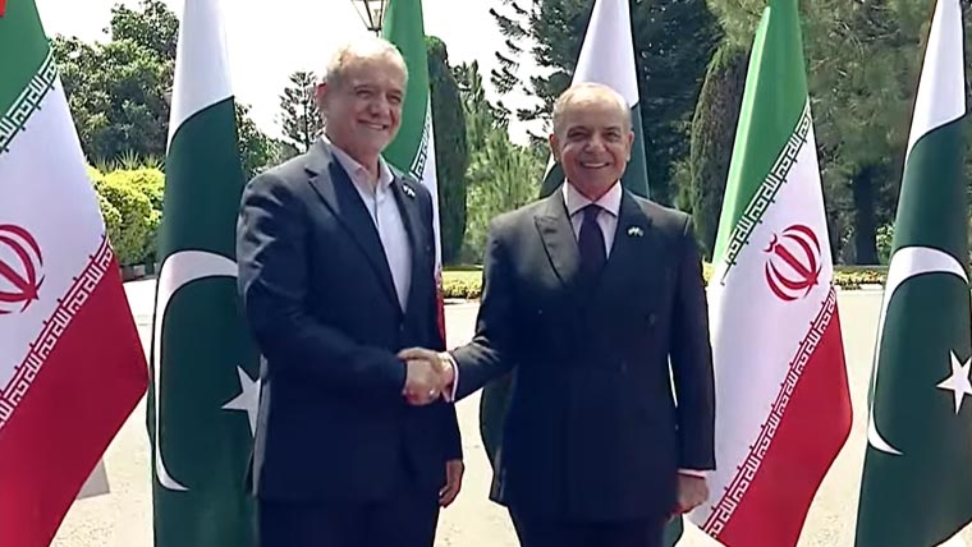 ایرانی صدر مسعود پزشکیان کی وزیراعظم ہاؤس آمد ، گارڈ آف آنر پیش