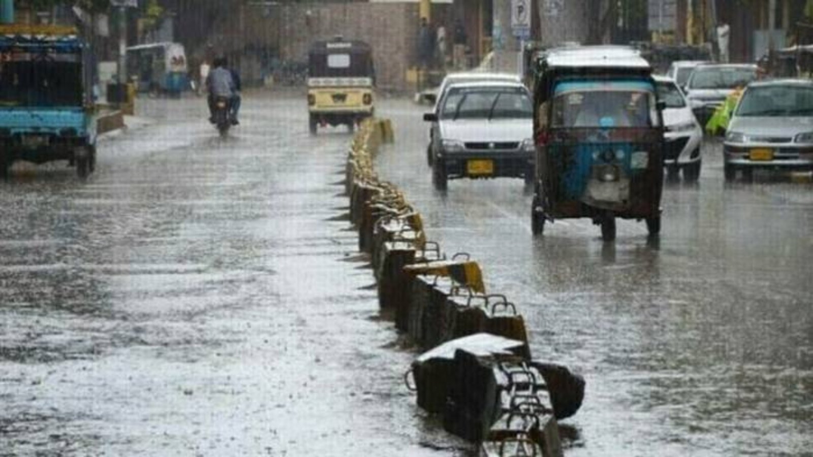 کراچی کے مختلف علاقوں میں وقفے وقفے سے بارش، متعدد سکول بند