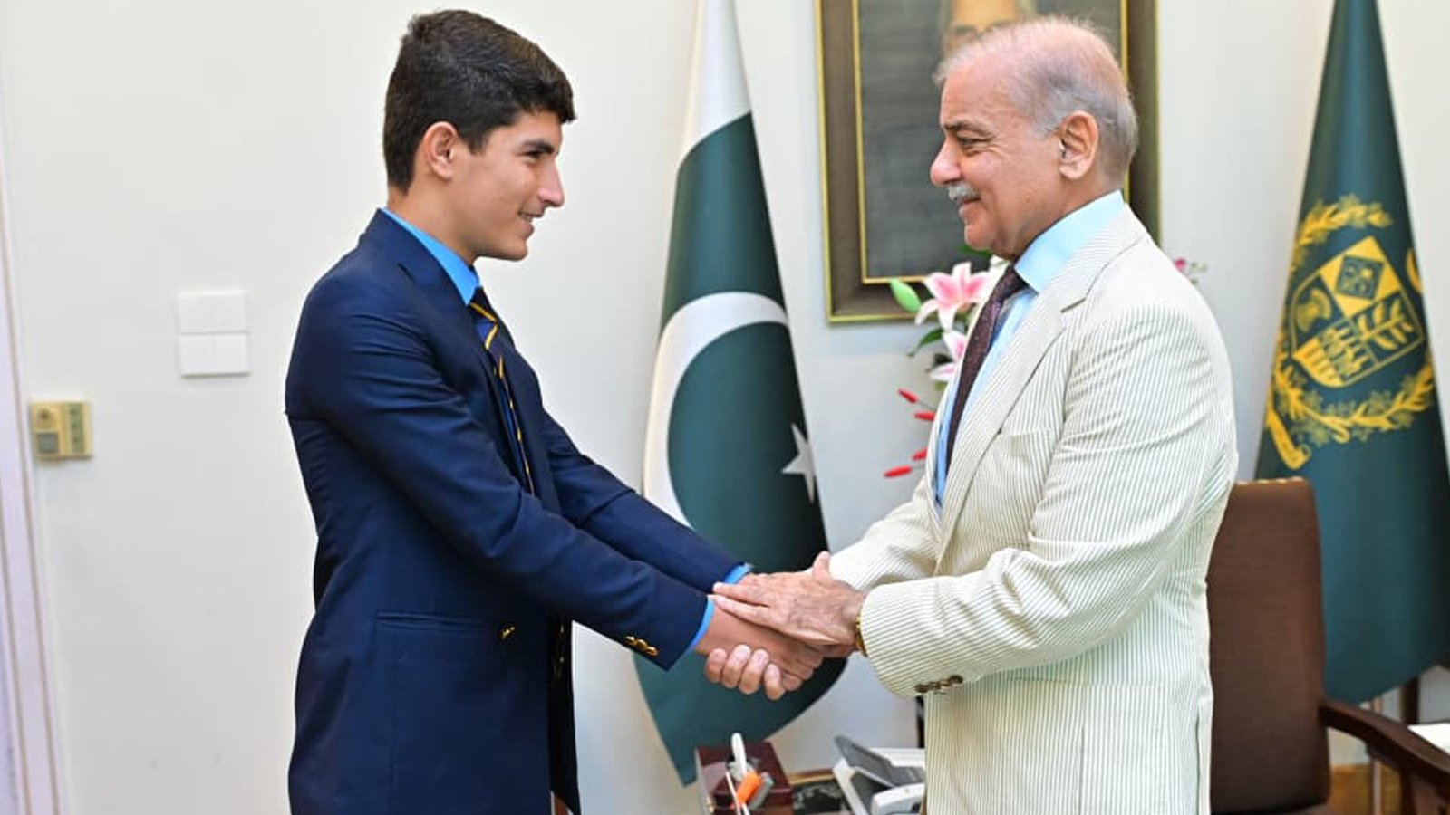 وزیراعظم سے بلوچ طالبعلم اکرام اللہ کاکڑ کی ملاقات،شہباز شریف نے کامیابی پرمبارکباد،تحفہ دیا
