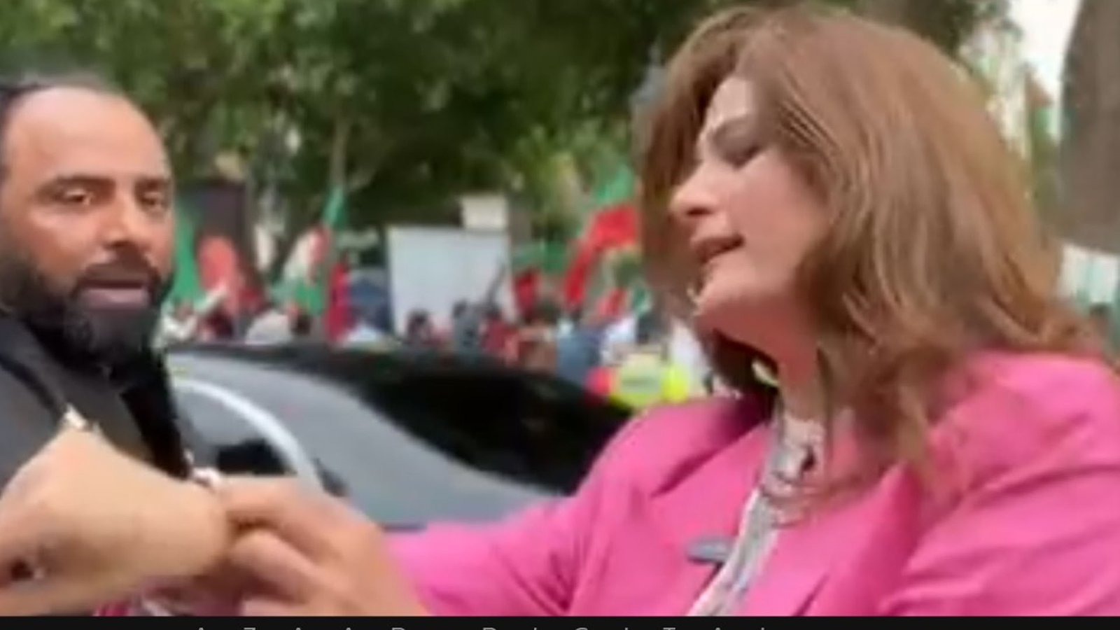تحریک انصاف کی لندن جلسی بری طرح ناکام، پی ٹی آئی کارکنان نے غصے میں آکر آزاد ڈیجیٹل کی نمائندہ سفینہ خان پر حملہ کر دیا