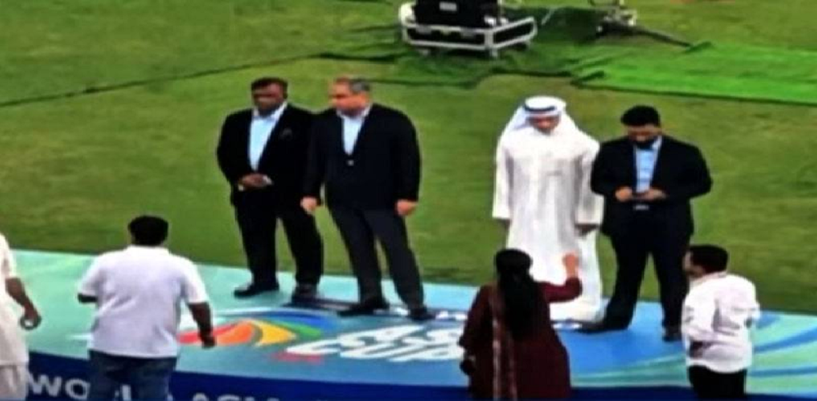 بھارتی کرکٹ ٹیم نے سپورٹس مین سپرٹ کی دھجیاں بکھیر دی، ایشین کرکٹ کونسل کے صدر محسن نقوی سےٹرافی لینےسے انکار