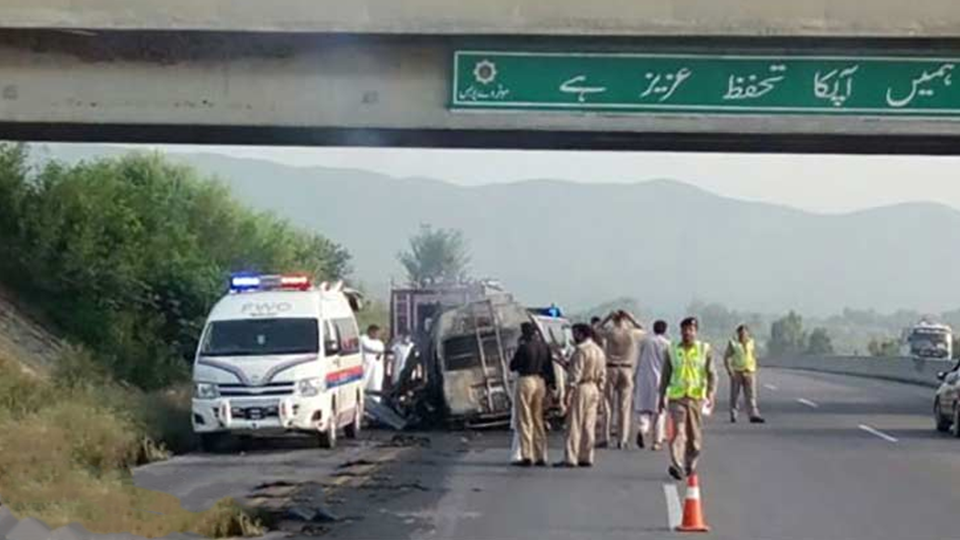 قومی شاہراہ پر المناک حادثہ، 5 افراد جاں بحق، 20 شدید زخمی