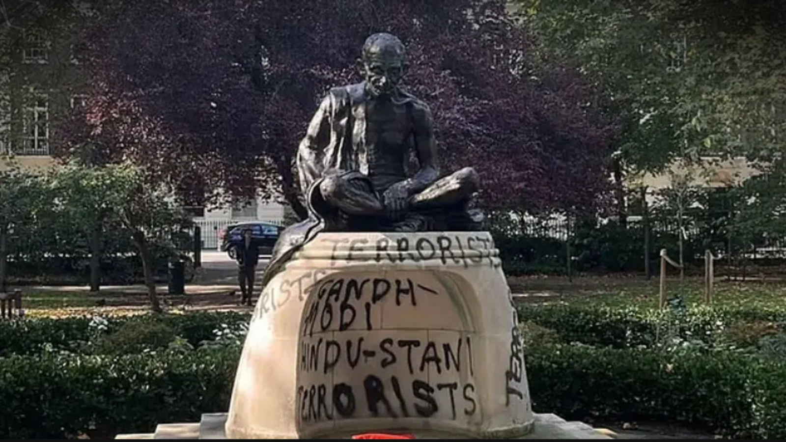 گاندھی جینتی تقریبات سے قبل، لندن میں مہاتما گاندھی کے مجسمے پر بھارت اور نریندر مودی کے خلاف نعرے درج