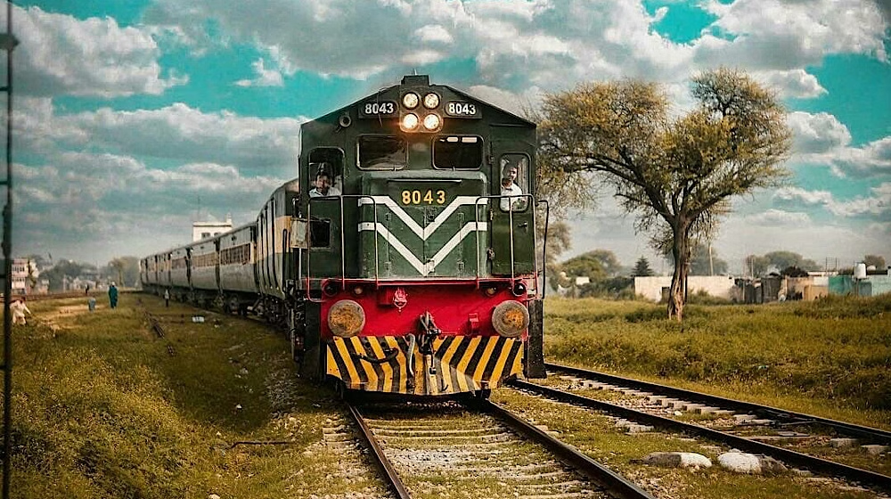 ملک میں 20سال قبل 200 ٹرینیں چلتی تھیں، اب صرف 100 ٹرینیں چلتی ہیں: سیکرٹری ریلوے کا انکشاف