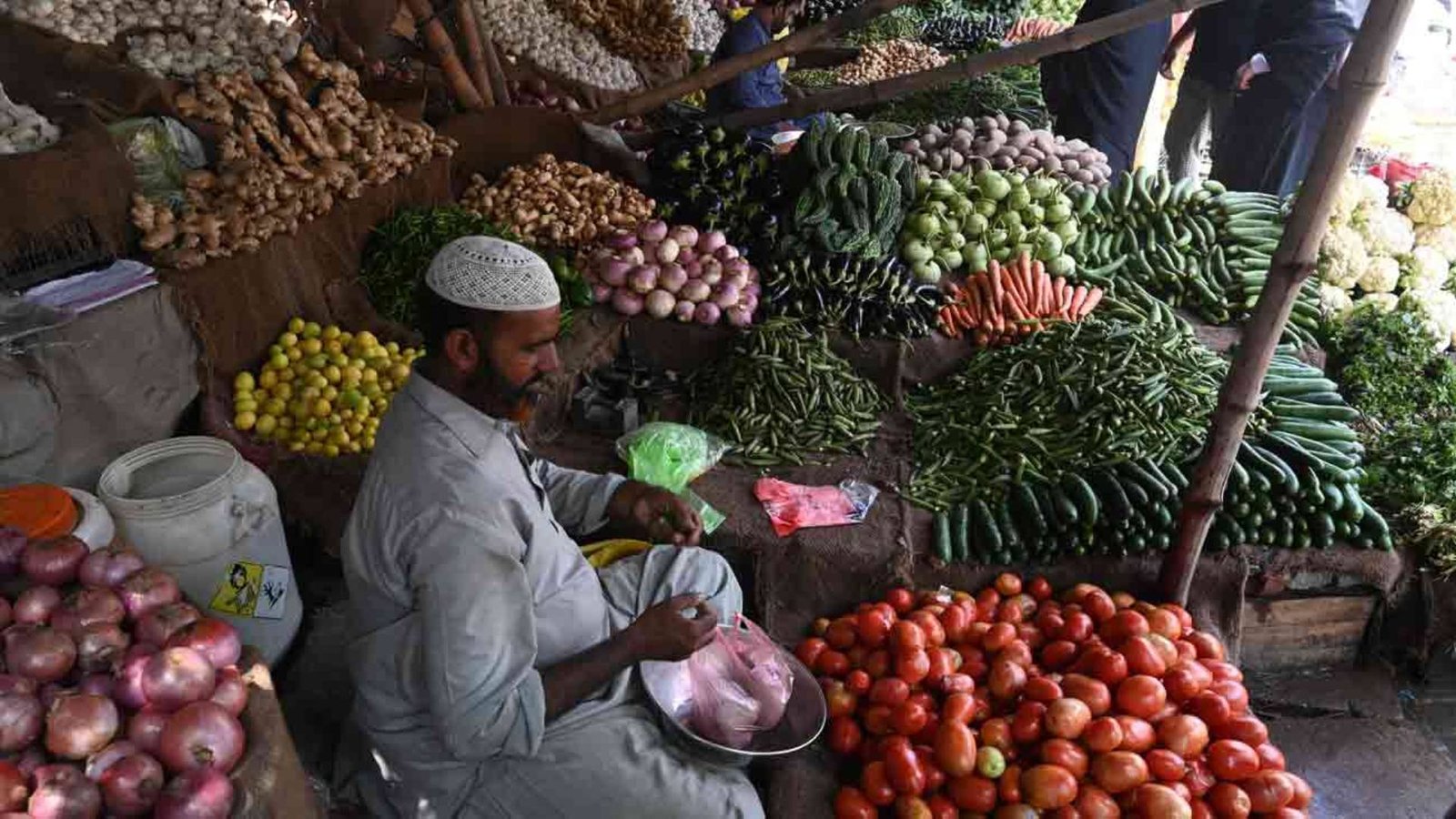 سیلابی تباہ کاریوں کے بعد آٹے سمیت 23 اشیائے ضروریہ مہنگی