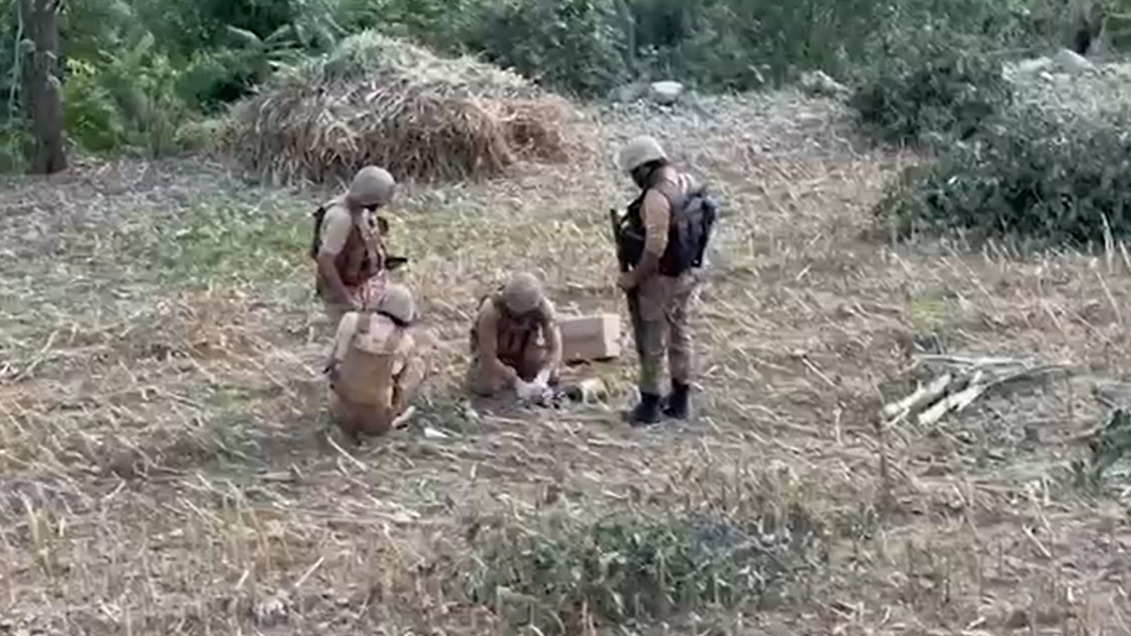 پاک فوج کا تحصیل ماموند میں خوارج کا چھوڑا گیا بارودی مواد تلف کرنے کا آپریشن جاری