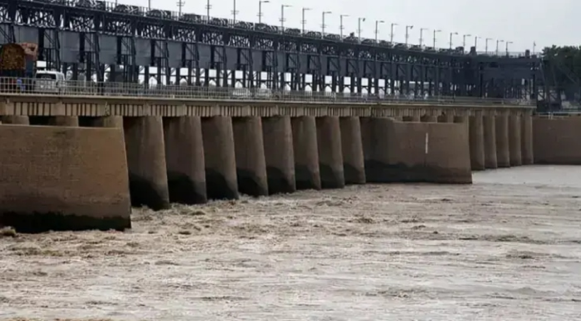 سندھ میں سیلابی ریلے کی آمد، کشمور سے نقل مکانی جاری، دادو کے مکینوں کا علاقہ خالی کرنے سے انکار