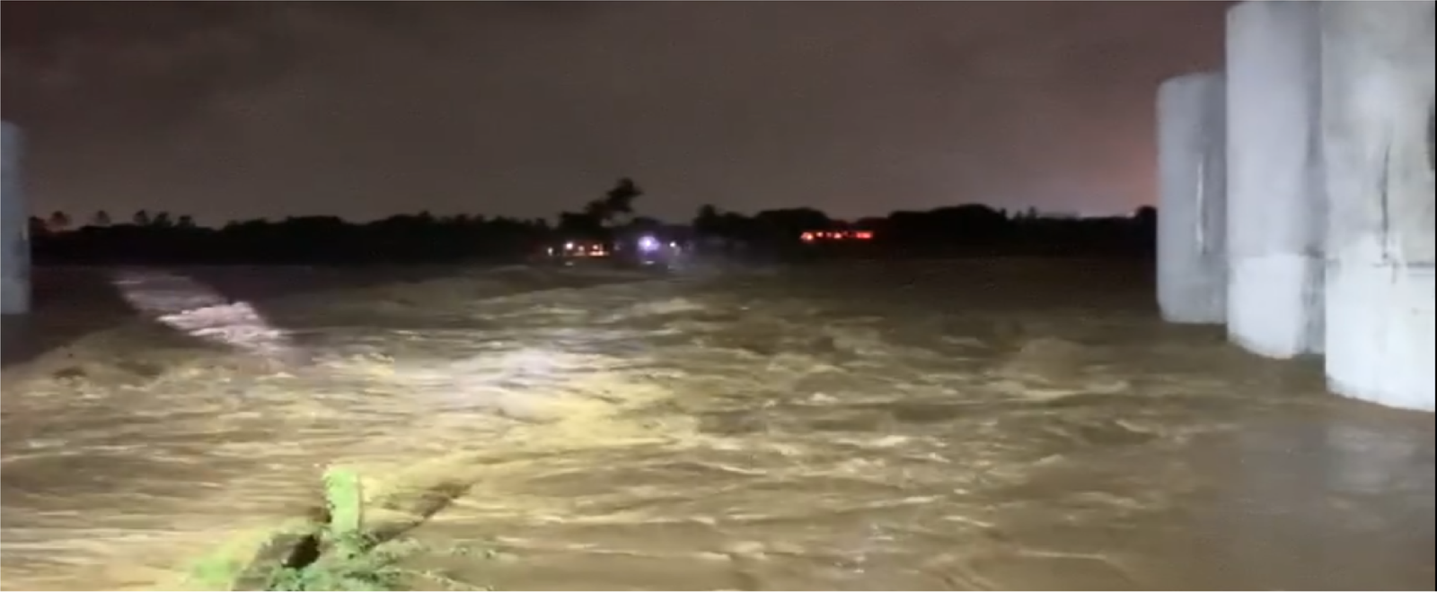 کراچی میں مسلسل بارش اور مختلف علاقوں میں سیلابی صورتحال ، رینجرز اہلکار وں کی ریسیکو اداروں کے ساتھ مل کر امدادی کاموں میں شرکت