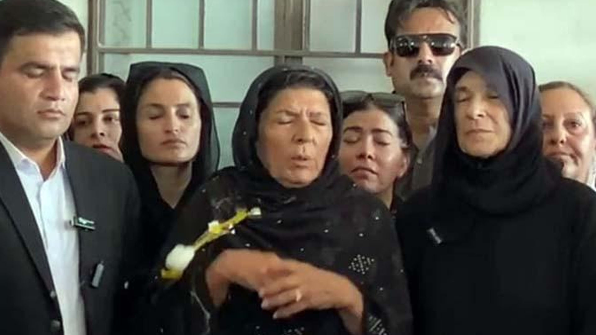 علیمہ خان پر انڈہ پھینکنے والی خواتین کا تعلق پی ٹی آئی سے ہے،شیراز احمد شیرازی کادعویٰ