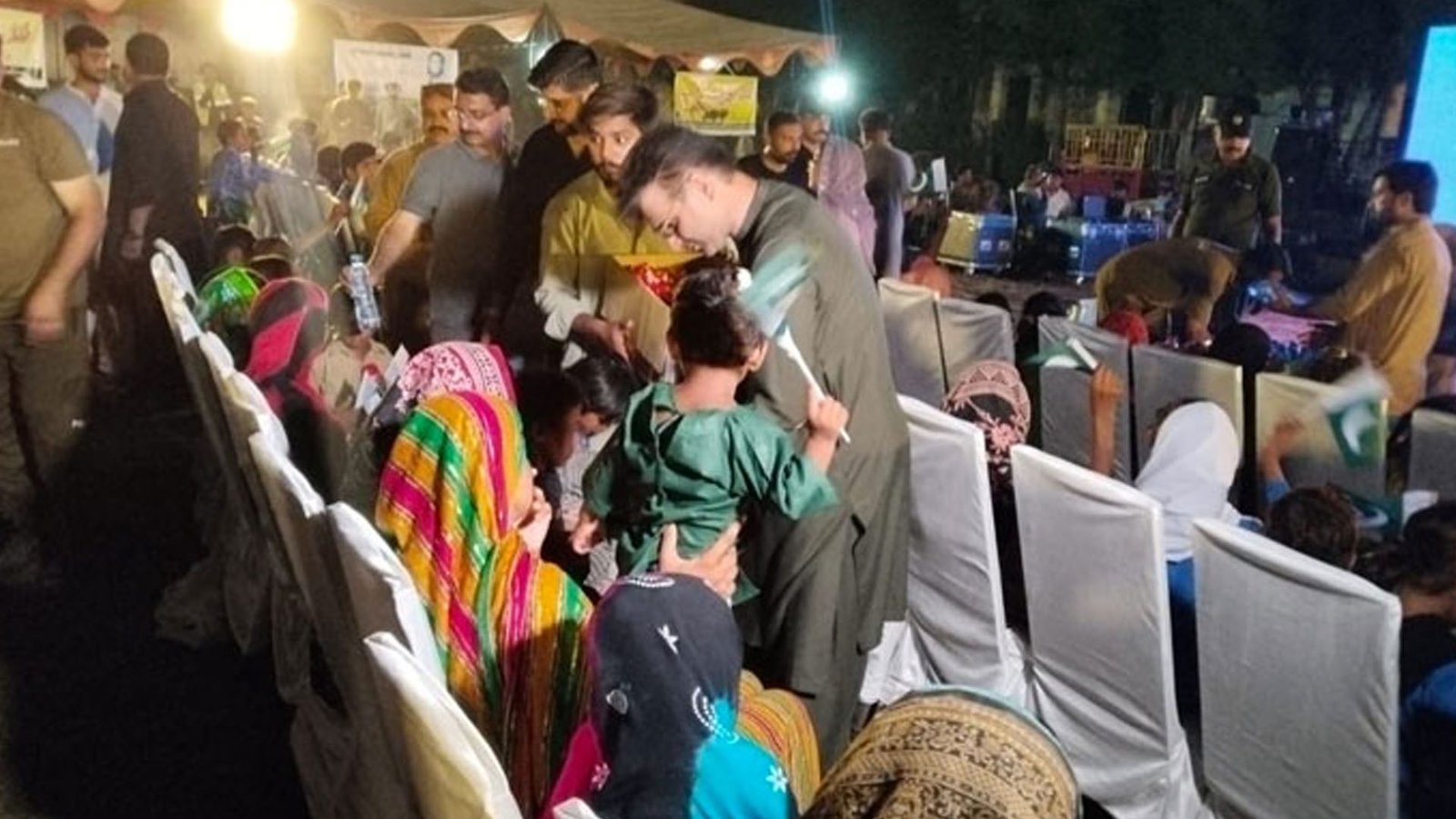 ملتان، جلالپور پیروالا کی درجنوں بستیاں 19 روز سے زیرِ آب، متاثرین شدید مشکلات کا شکار، بیماریاں پھوٹ پڑیں