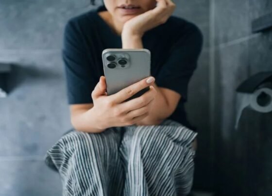 باتھ روم میں بیٹھ کر فون کا استعمال، بواسیر کے خطرے میں کئی گنا اضافہ : تحقیق