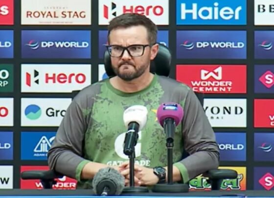 بھارتی ٹیم کا پاکستانی کھلاڑیوں سے ہاتھ ملائے بغیر ڈریسنگ روم جانا مایوس کن ہے، مائیک ہیسن