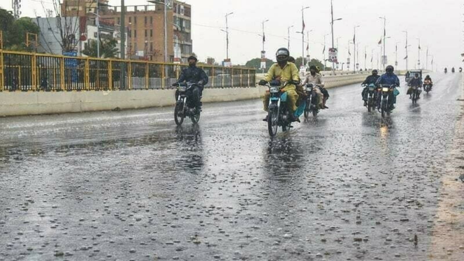 کراچی سمیت سندھ کے مختلف شہروں میں بارش، نشیبی علاقے زیرِ آب آنے کا خدشہ