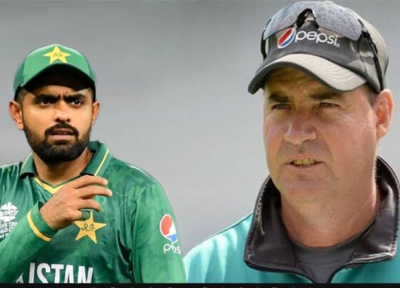 بابر اعظم کی ایشیا کپ میں عدم شمولیت ، مکی آرتھر بھی بول اٹھے