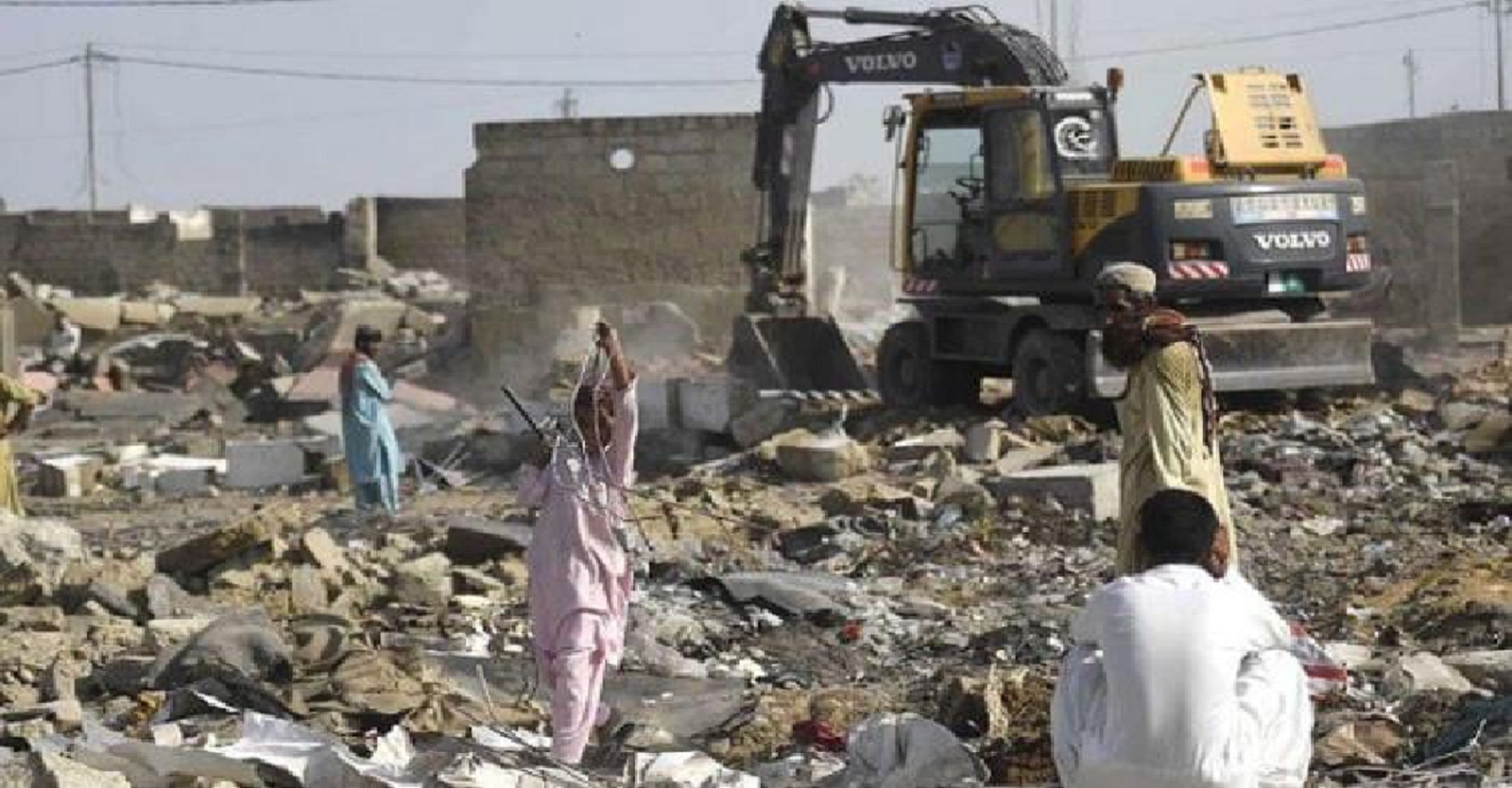 کراچی میں حکومت کا بڑا ایکشن,، غیر قانونی افغان بستی کا صفایا! سینکڑوں گھر زمین بوس