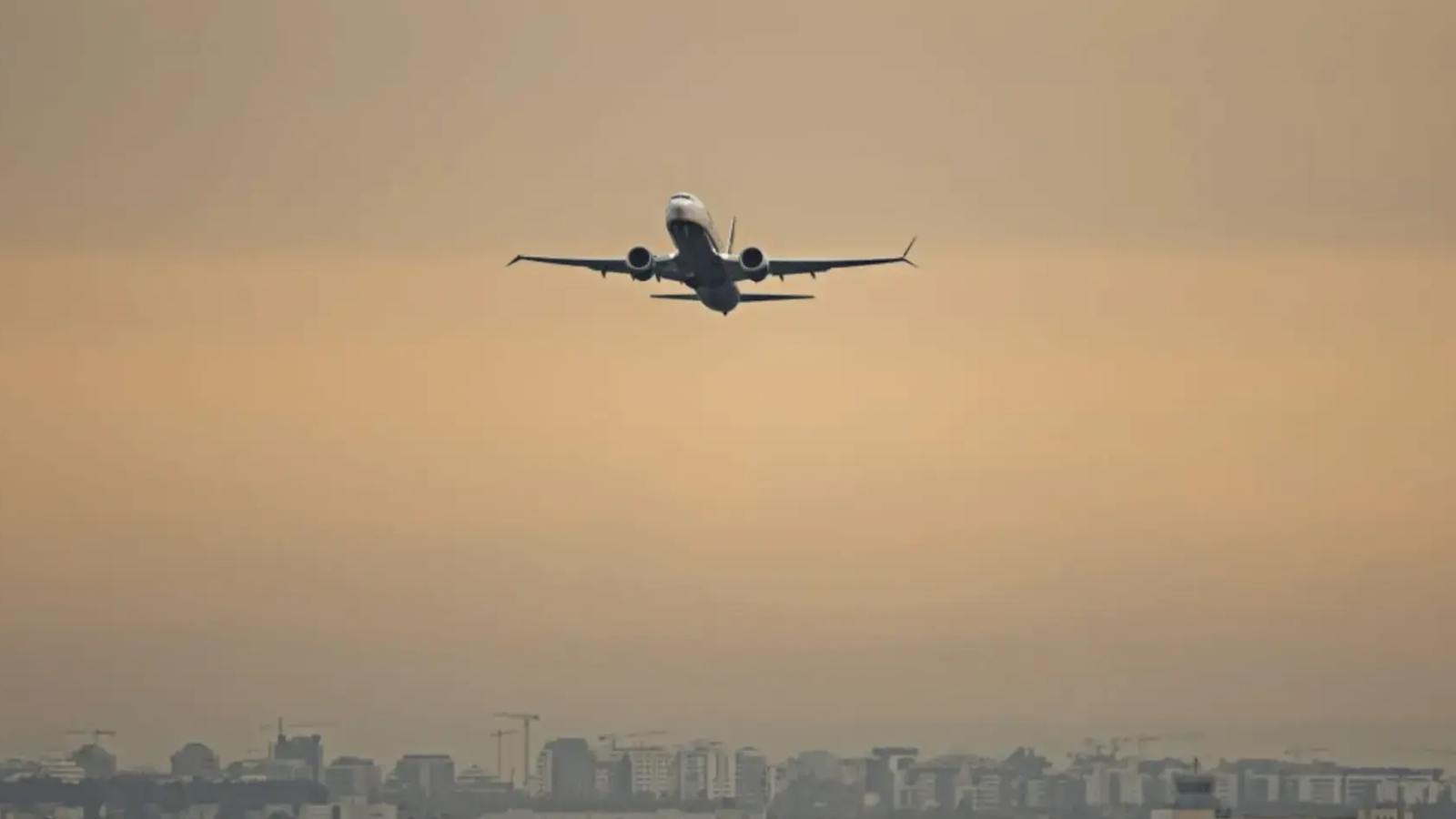 آپریشنل وجوہات کی بنیاد پر کراچی اور لاہور کے فضائی روٹس میں عارضی ردوبدل کا فیصلہ