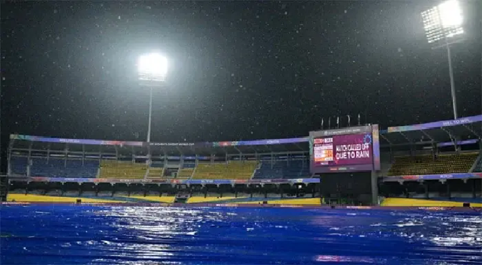 ویمنز ورلڈکپ: بارش کے باعث پاکستان تاریخ رقم کرنے سے محروم، انگلینڈ یقینی شکست سے بچ گیا