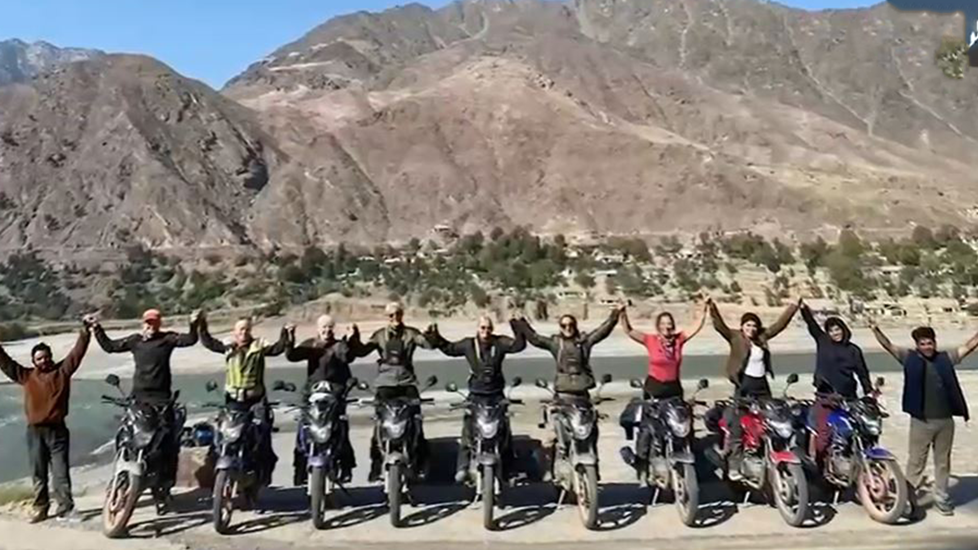 پاکستان میں سیاحت کے فروغ کے لیے 14 رکنی خواتین بائیکرز کی ٹیم لوئر دیر پہنچ گئی