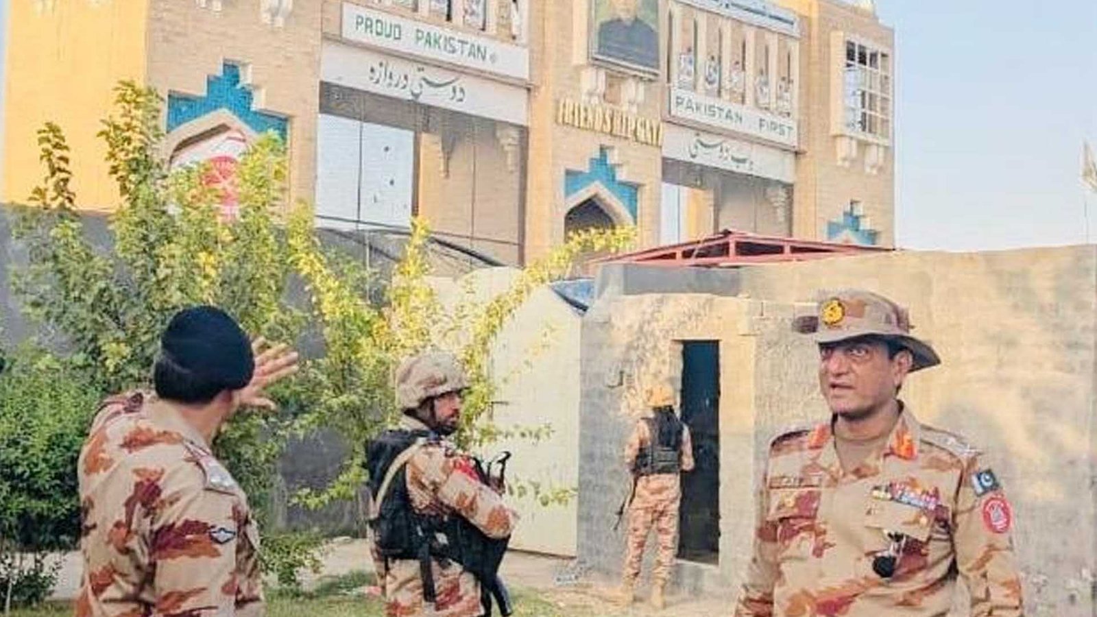 طالبان کا آخری پروپیگینڈا بھی بے نقاب! سپن بولدک گیٹ پاکستان سلامت ہے، آئی جی، ایف سی بلوچستان نے گیٹ کے سامنے کھڑے ہو کر تصویر جاری کر دی