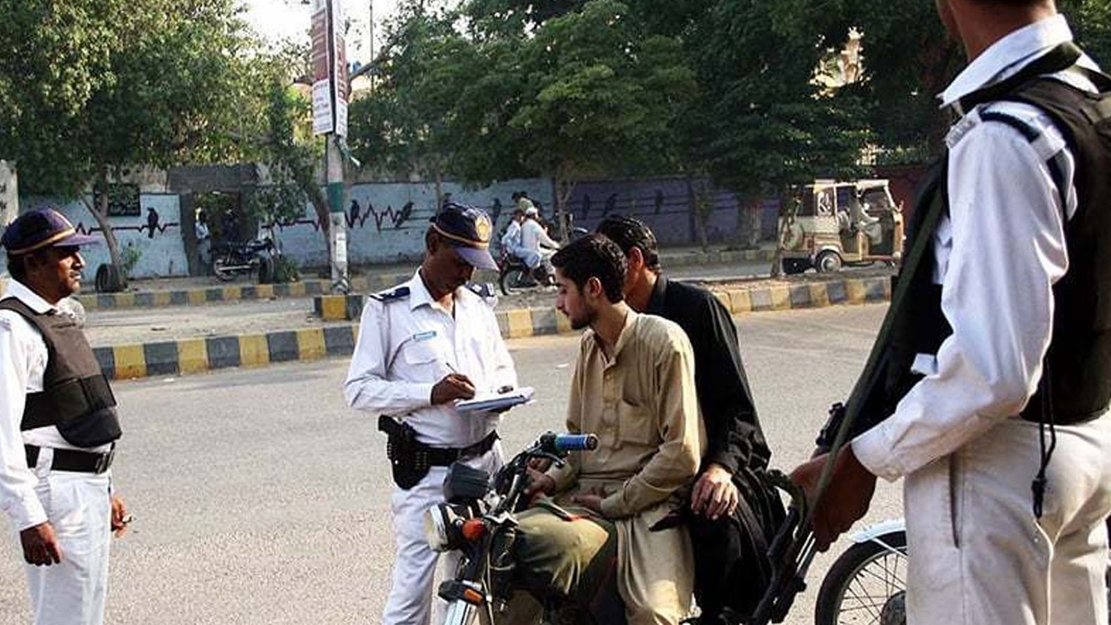 موٹر سائیکل سواروں کے لیے بُری خبر، قانون کی خلاف ورزی پر ہوش اڑا دینے والے جرمانہ کا اعلان