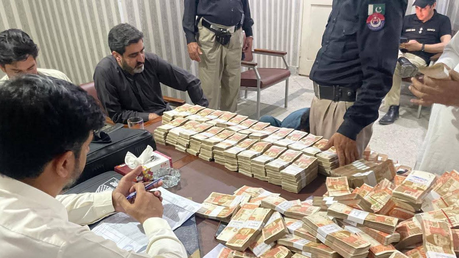 نیب خیبر پختونخوا کی بڑی کارروائی،قیصر اقبال گرفتار،اربوں روپے کی کرپشن کا انکشاف