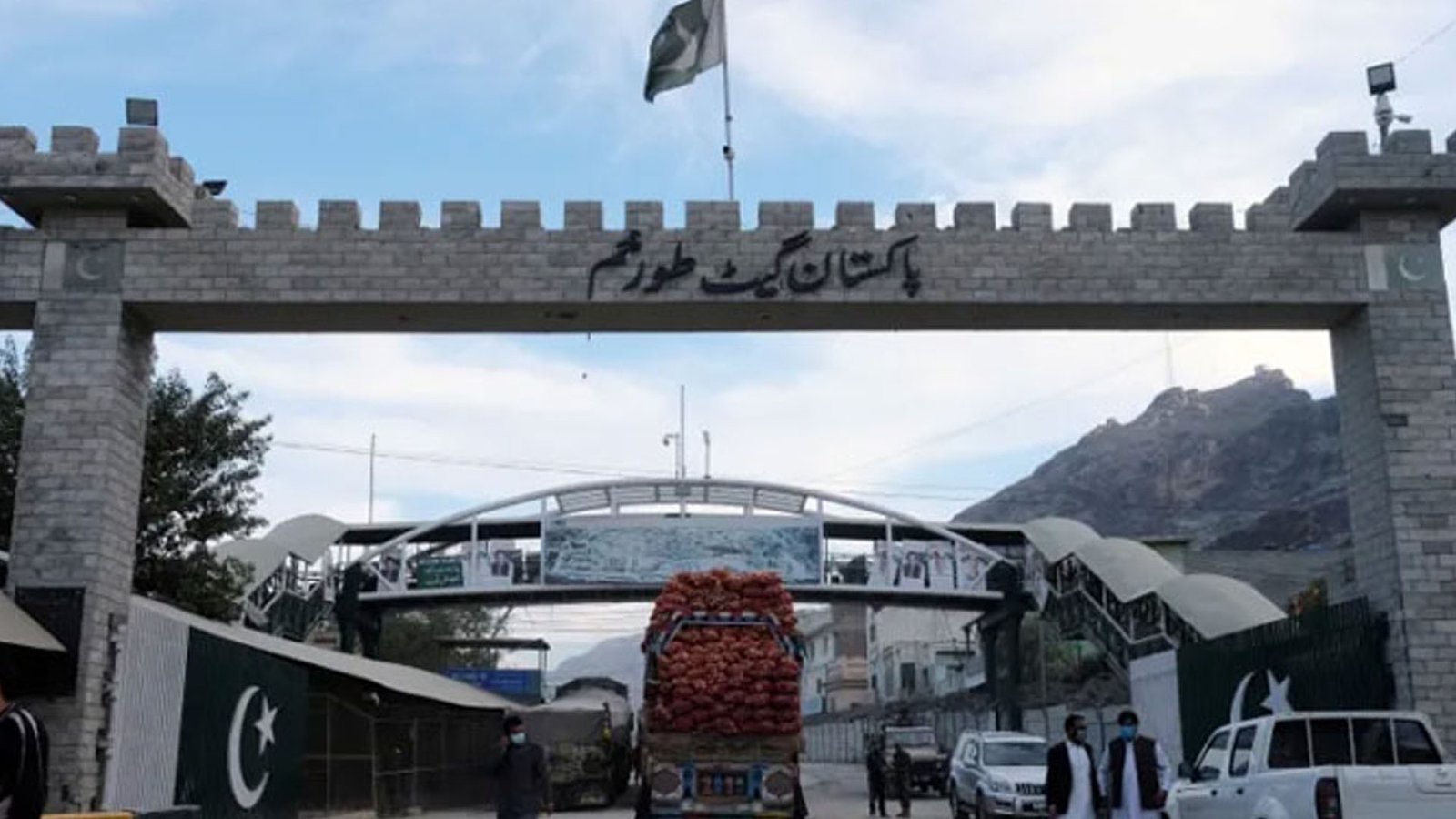 پاک افغان کشیدگی سے سرحدی راستے 13 ویں روز بھی بند، گاڑیوں کی قطاریں، پھل سبزیاں خراب