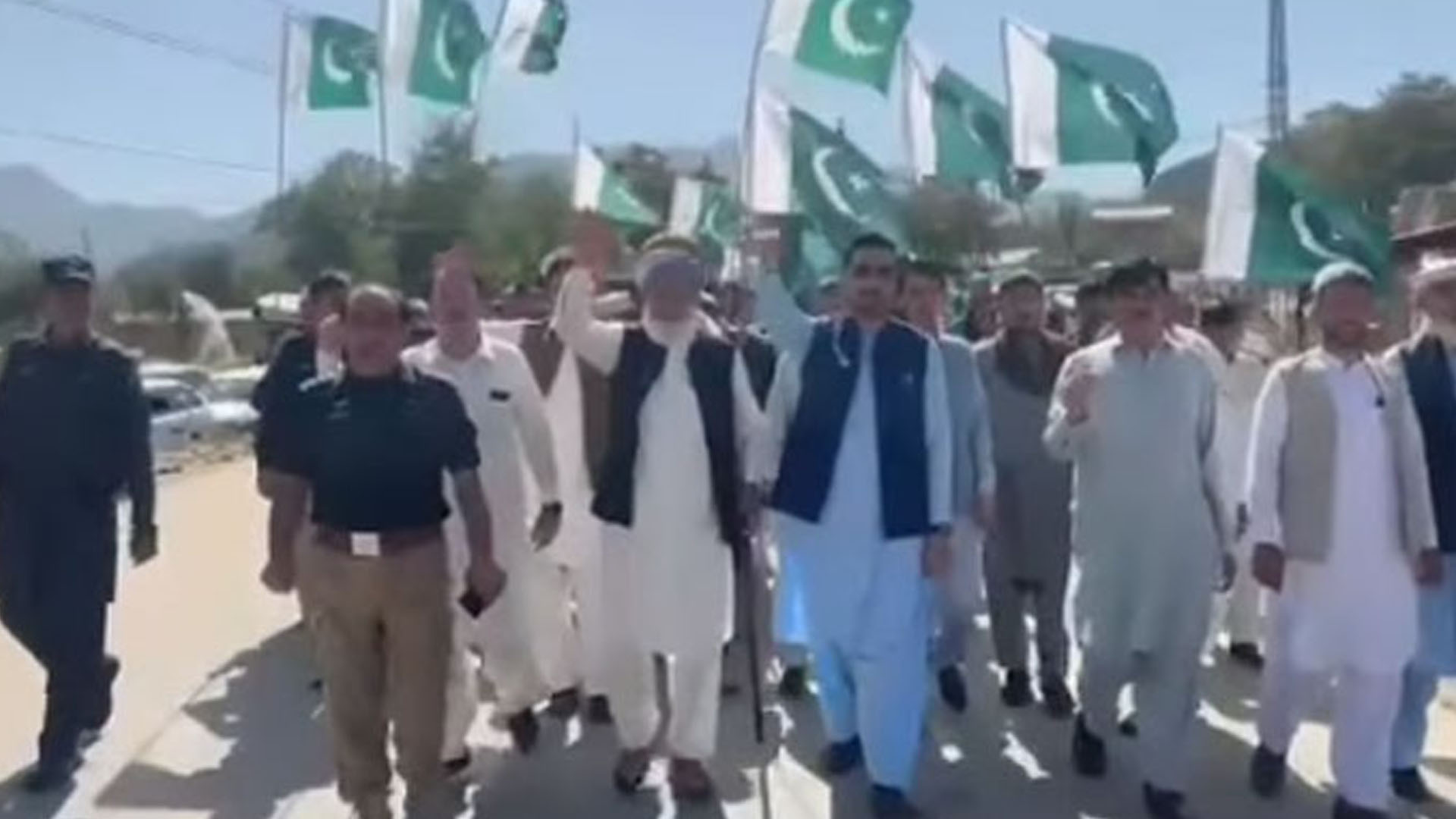 شمالی اور جنوبی وزیرستان، دیر، کوہاٹ اور دیگر علاقوں کے عوام کا پاک فوج کے ساتھ اظہار یکجہتی