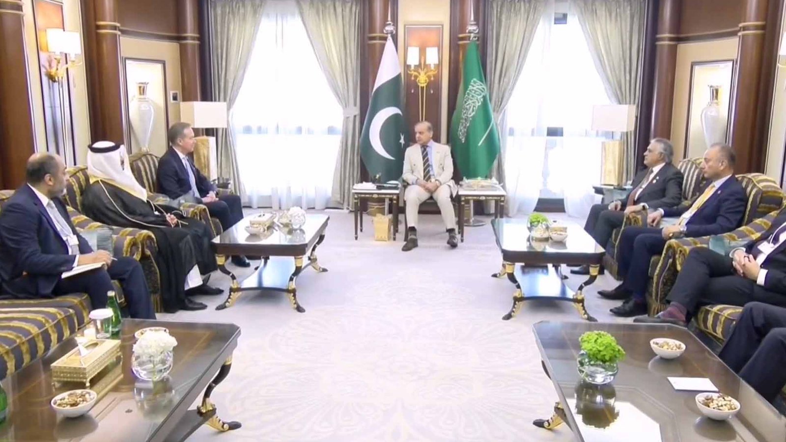 وزیراعظم شہباز شریف کی ورلڈ اکنامک فورم کے صدر سے ملاقات، ڈیووس اجلاس میں شرکت کی باضابطہ دعوت