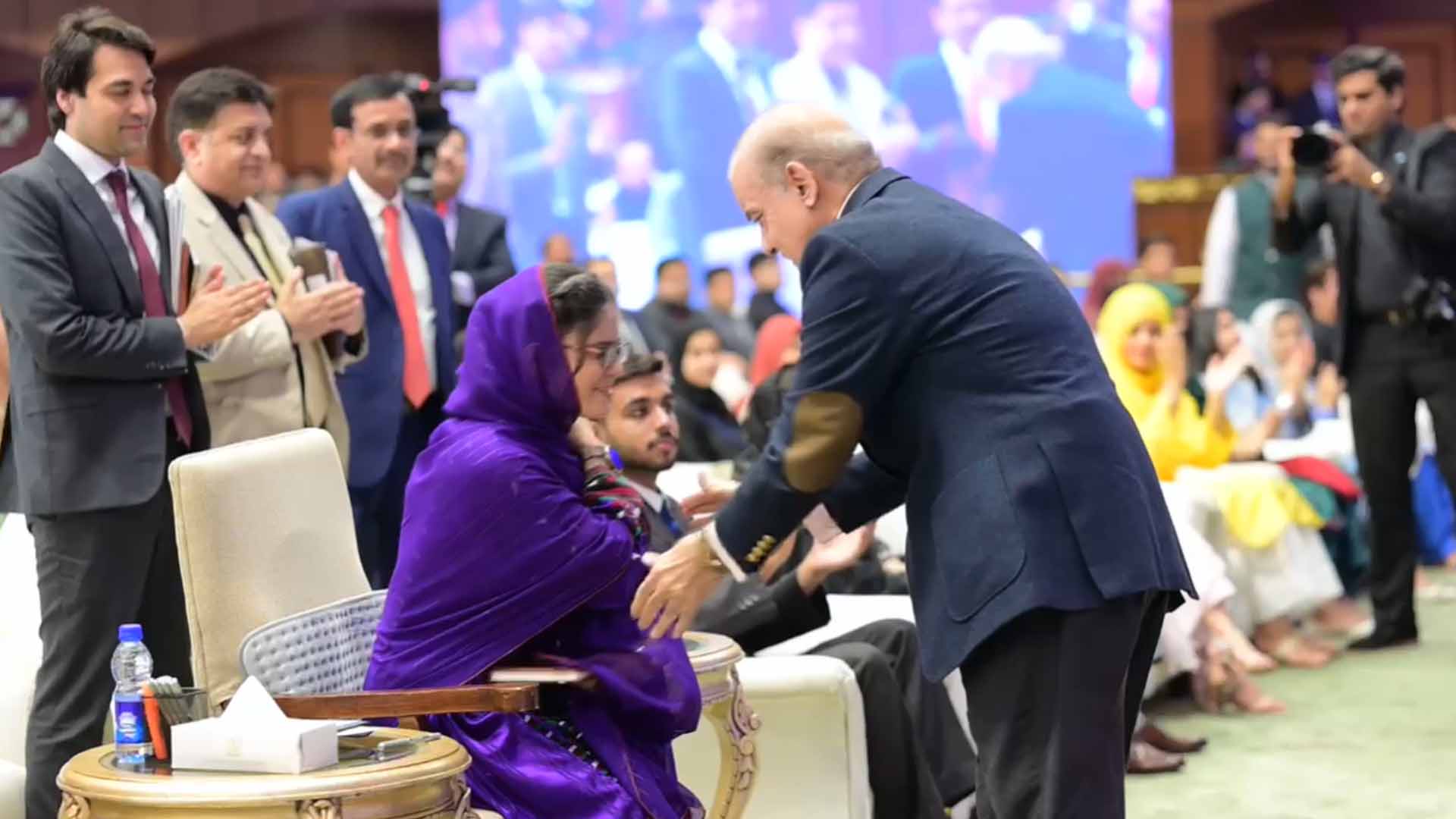 وزیراعظم شہبازشریف نے بلوچستان کی طالبہ کو اپنی کرسی پر بٹھادیا،  تقریب میں جذباتی مناظر