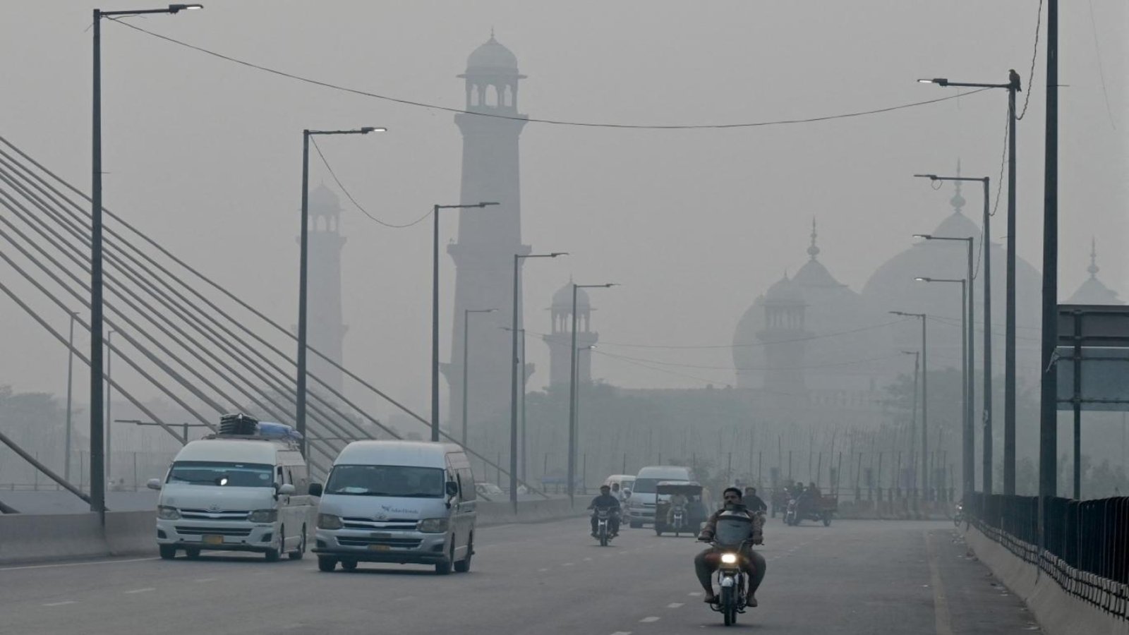 پنجاب : سموگ میں خطرناک اضافہ، مختلف شہروں کی فضا انتہائی مضر صحت قرار