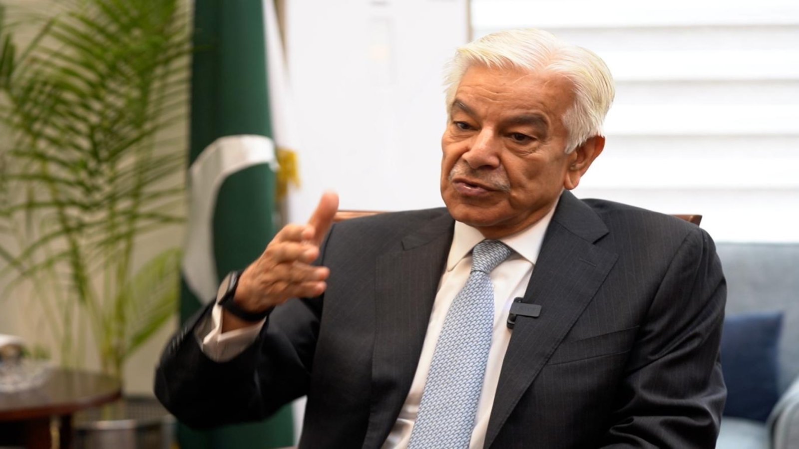 پاکستان دہشتگردی کیخلاف اپنے مؤقف سے پیچھے نہیں ہٹے گا ، وزیر دفاع