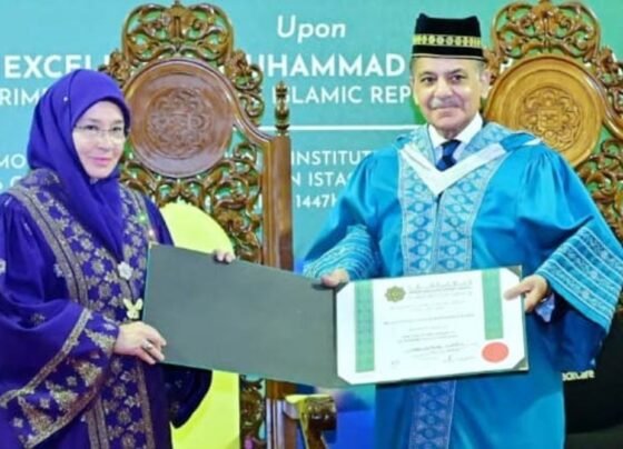 دورہ ملائیشیا : وزیراعظم شہبازشریف کو پی ایچ ڈی کی اعزازی ڈگری سے نواز دیا گیا