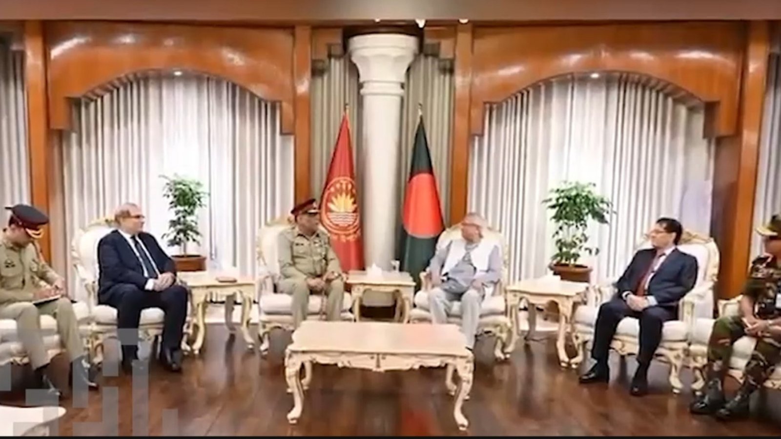 چیئرمین جوائنٹ چیفس آف سٹاف کمیٹی جنرل ساحر شمشاد کی بنگلہ دیش کے عبوری سربراہ سے ملاقات، دوطرفہ تعاون پر اتفاق